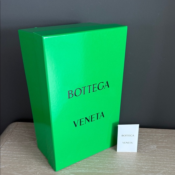 BOTTEGA VENETA Gift/Shoe Box & Care Card - Picture 1 of 6
